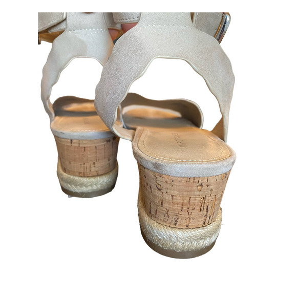 Like new! Women’s Marc Fisher Faithful Platform Sandals Gray Suede Size 9 M - Picture 3 of 6